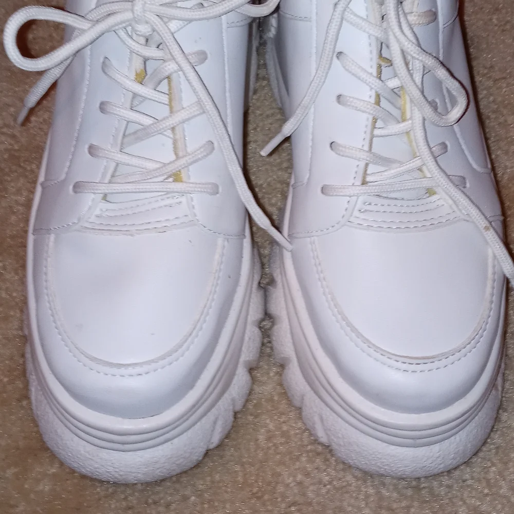 Urban Outfitters White  Sneakers Size 9 or 39 - Picture 3 of 8